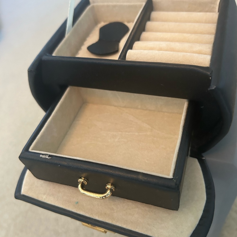 Black and Gold Travel Jewelry Case - Picture 5 of 7